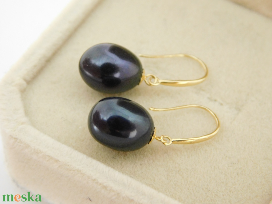 Gyöngy 18 K Arany Lógós Fülbevalók Gyönyörű Fekete 10 mm-es Gyöngyökkel - ékszer - fülbevaló - lógó csepp fülbevaló - Meska.hu