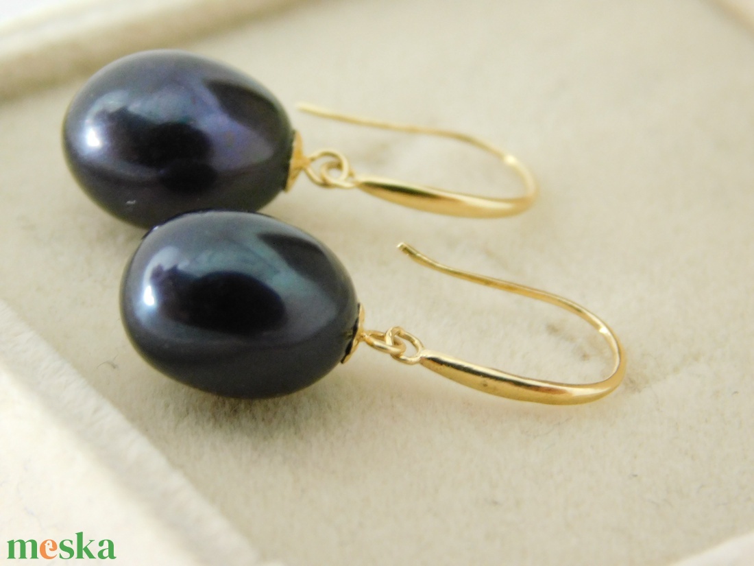 Gyöngy 18 K Arany Lógós Fülbevalók Gyönyörű Fekete 10 mm-es Gyöngyökkel - ékszer - fülbevaló - lógó csepp fülbevaló - Meska.hu