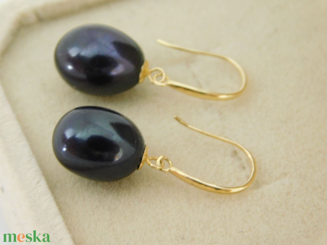 Gyöngy 18 K Arany Lógós Fülbevalók Gyönyörű Fekete 10 mm-es Gyöngyökkel - ékszer - fülbevaló - lógó csepp fülbevaló - Meska.hu