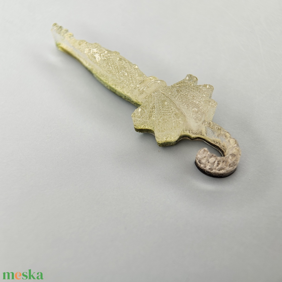 Kézzel készített zárt esernyő alakú bross műgyantából - ékszer - kitűző és bross - Meska.hu