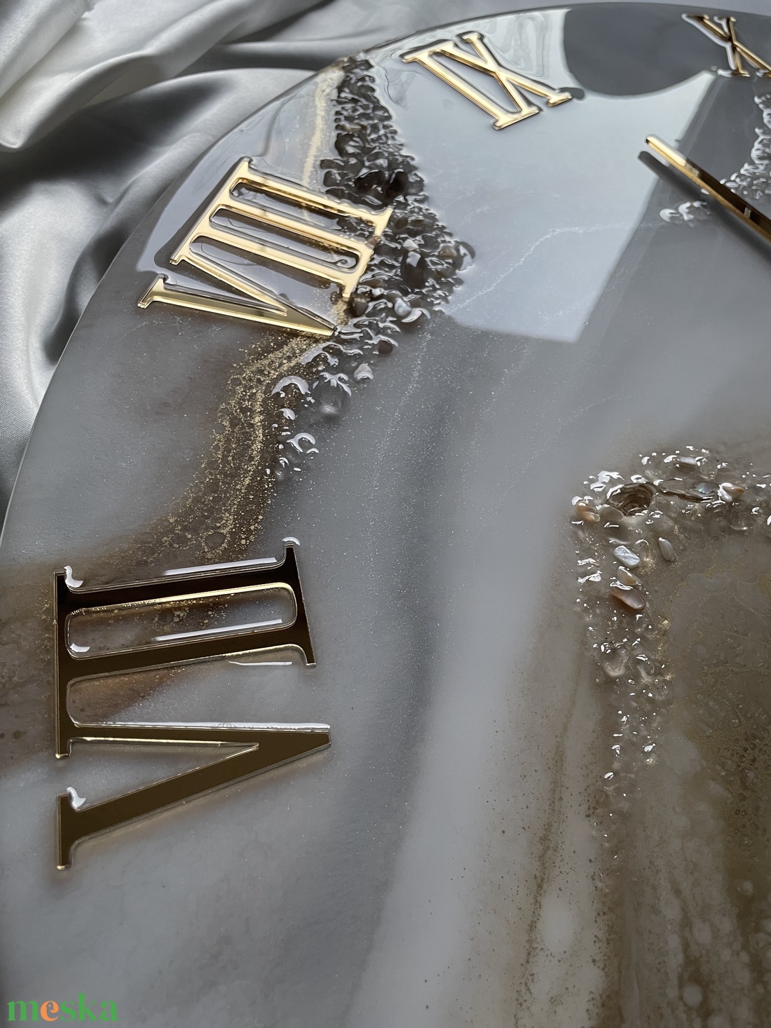 40cm -es egyedi epoxy falióra � elegáns arany-fehér design, kézzel készült lakásdekor - otthon & életmód - dekoráció - fali és függő dekoráció - falióra & óra - Meska.hu