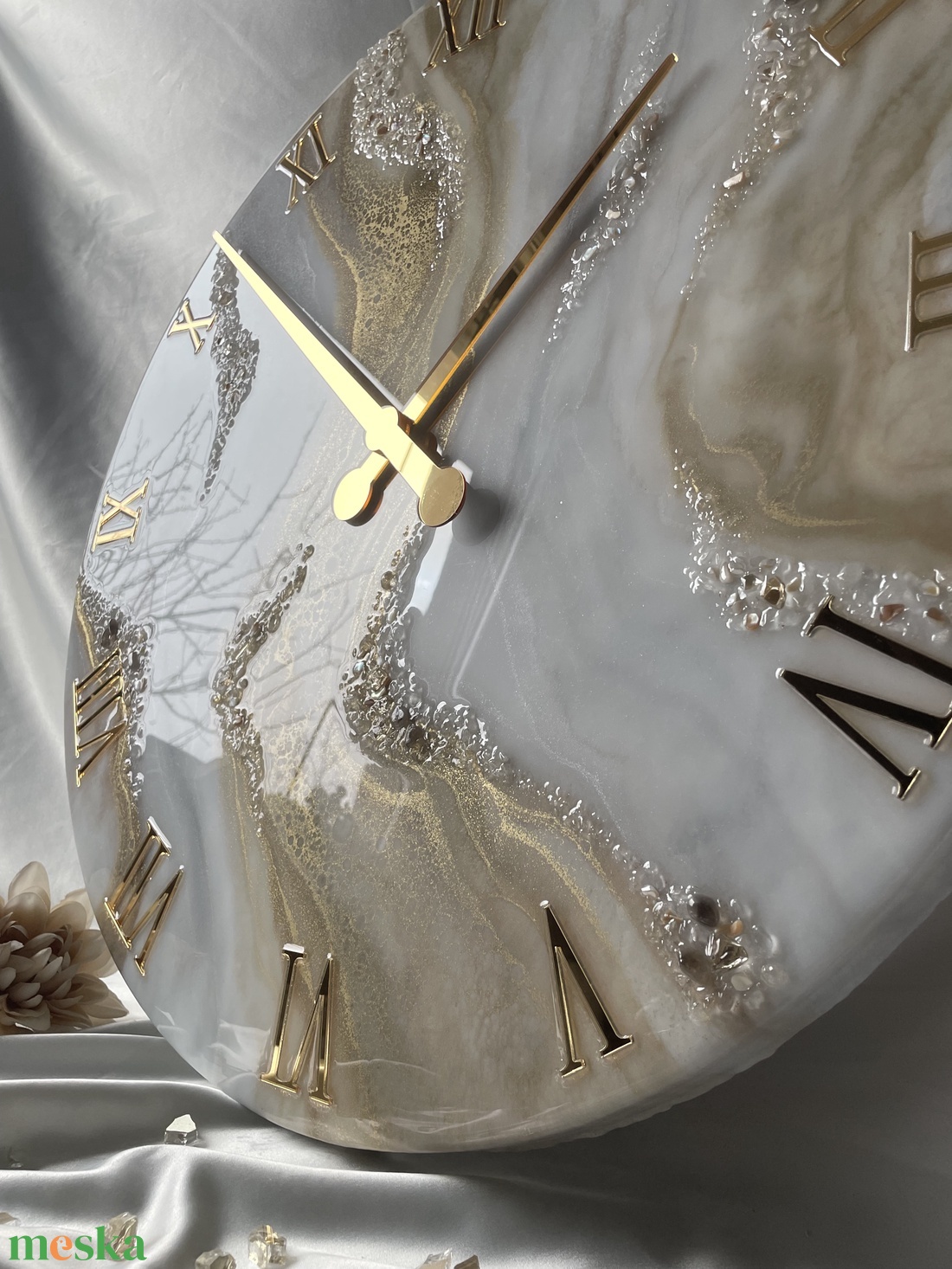 40cm -es egyedi epoxy falióra � elegáns arany-fehér design, kézzel készült lakásdekor - otthon & életmód - dekoráció - fali és függő dekoráció - falióra & óra - Meska.hu