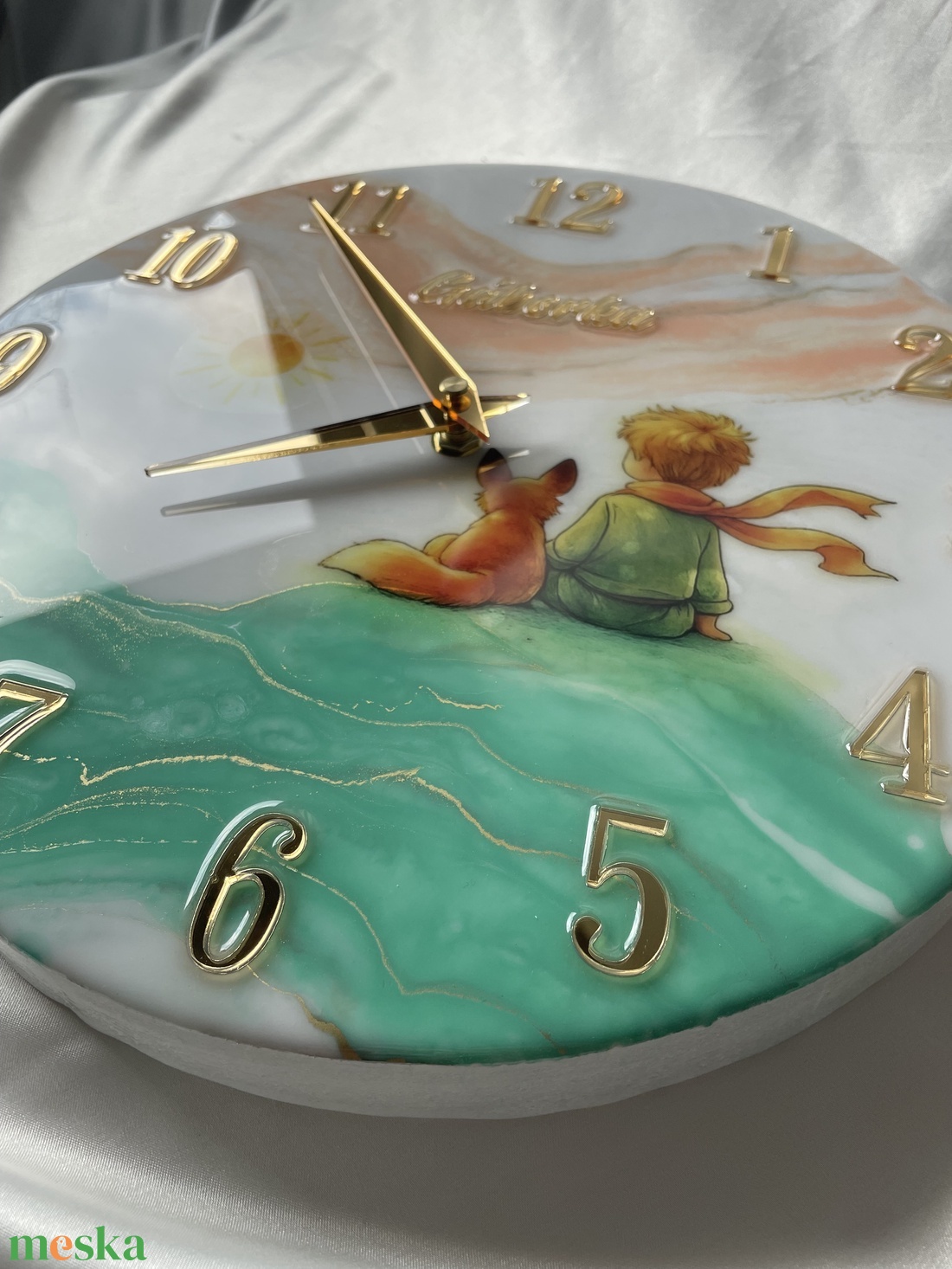 30cm -es Kisherceg ihlette epoxy falióra � egyedi kézműves falióra gyerekszobába - baba - mama - babaszoba dekoráció - gyerekszoba falmatrica - Meska.hu