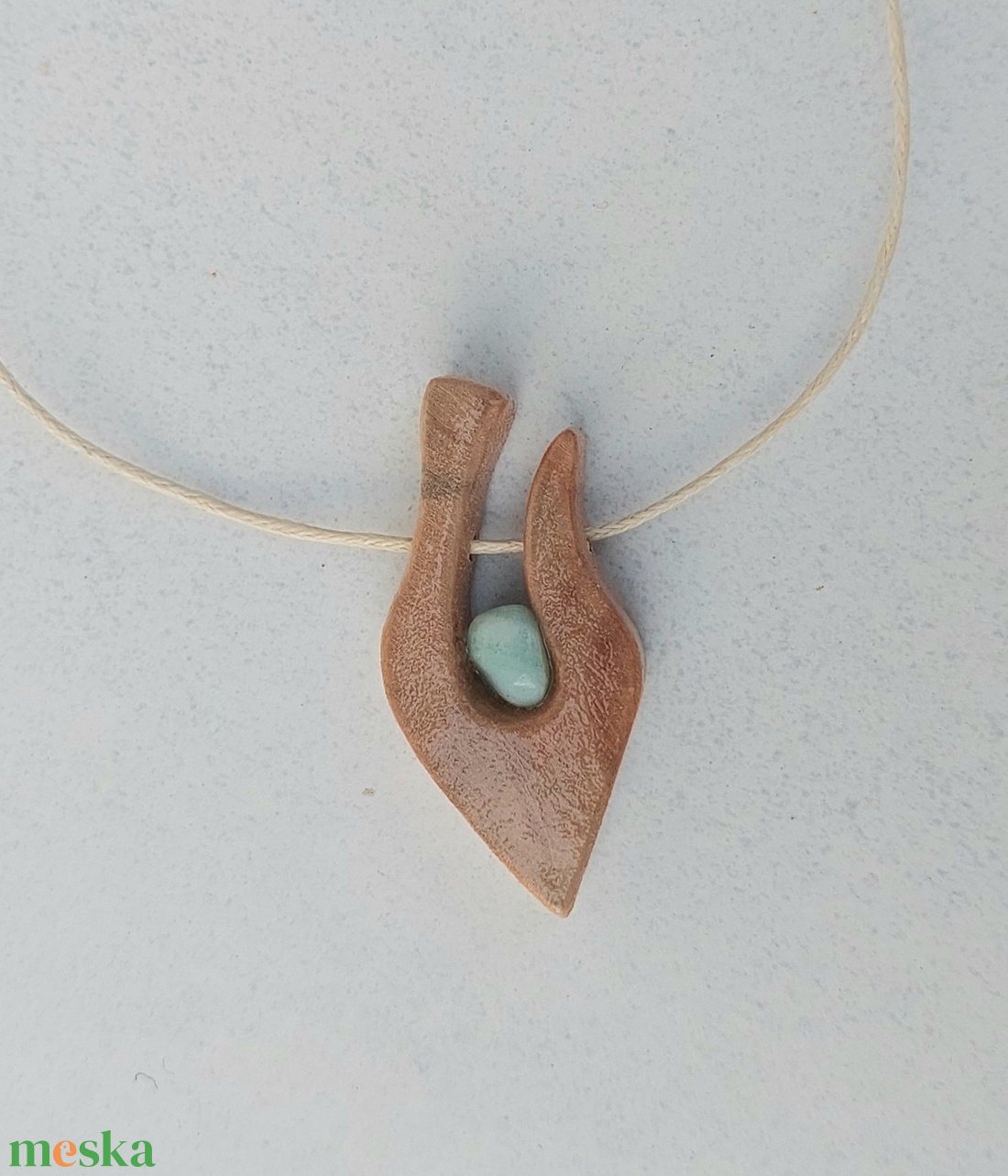 Kézi faragású fa amulett amazonit ásvány kővel viaszolt szálon - ékszer - nyaklánc - medálos nyaklánc - Meska.hu