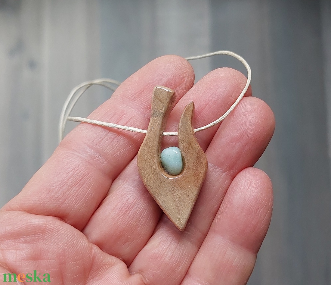 Kézi faragású fa amulett amazonit ásvány kővel viaszolt szálon - ékszer - nyaklánc - medálos nyaklánc - Meska.hu