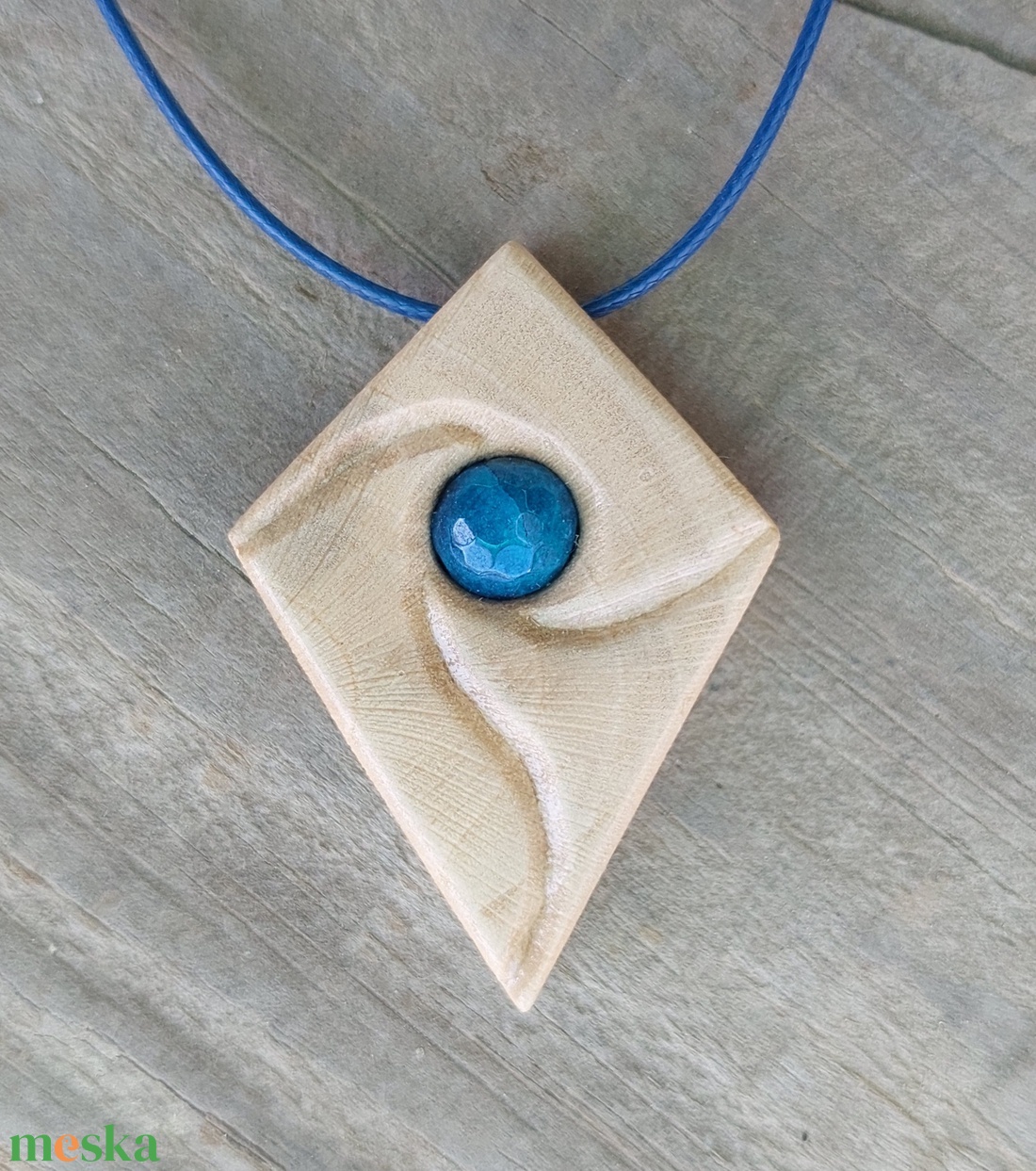 Kézi faragású fa amulett achát ásvánnyal - ékszer - nyaklánc - medálos nyaklánc - Meska.hu