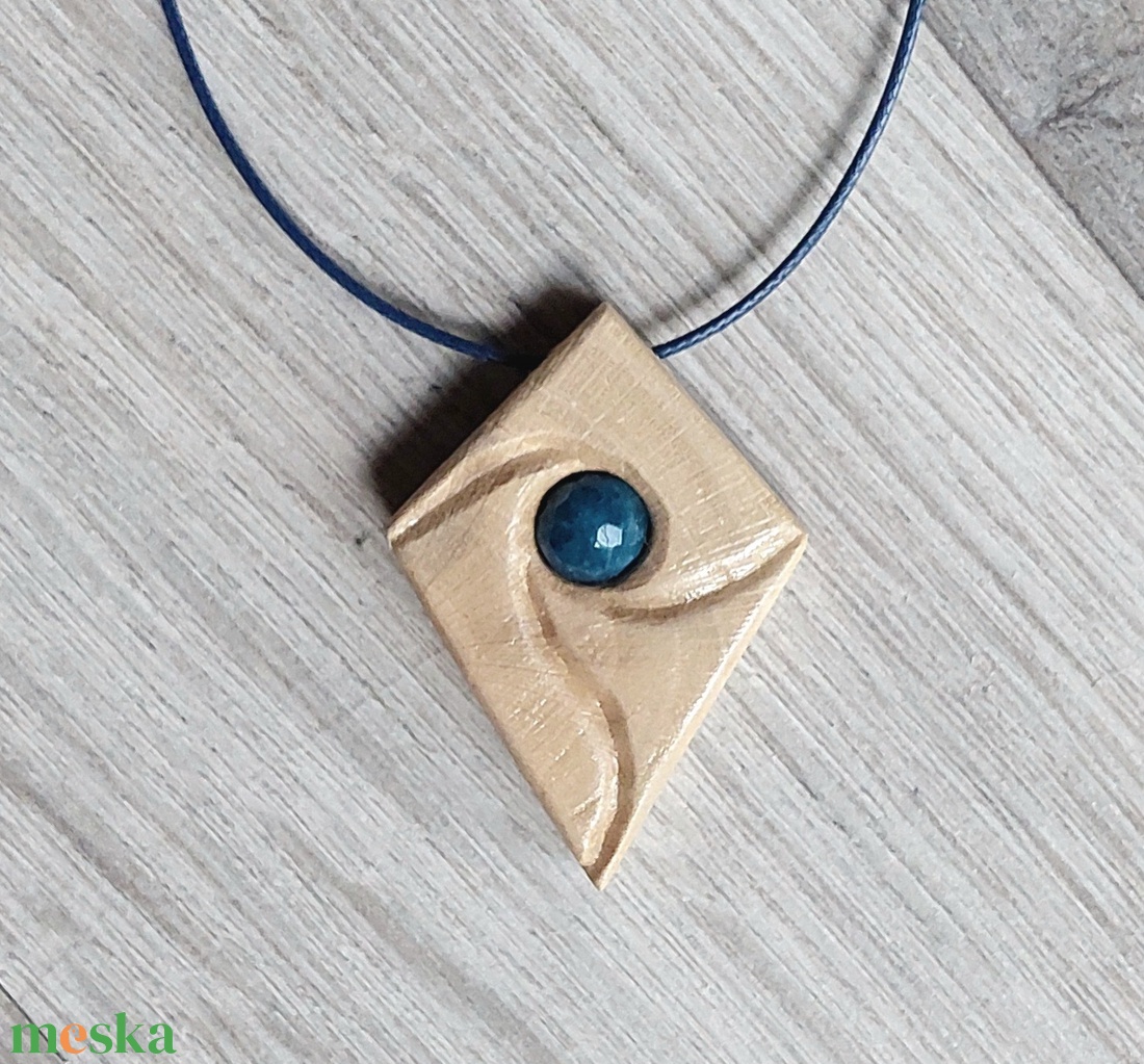 Kézi faragású fa amulett achát ásvánnyal - ékszer - nyaklánc - medálos nyaklánc - Meska.hu