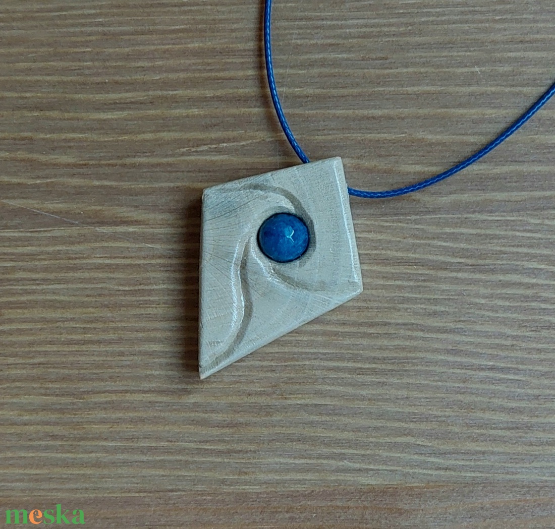 Kézi faragású fa amulett achát ásvánnyal - ékszer - nyaklánc - medálos nyaklánc - Meska.hu