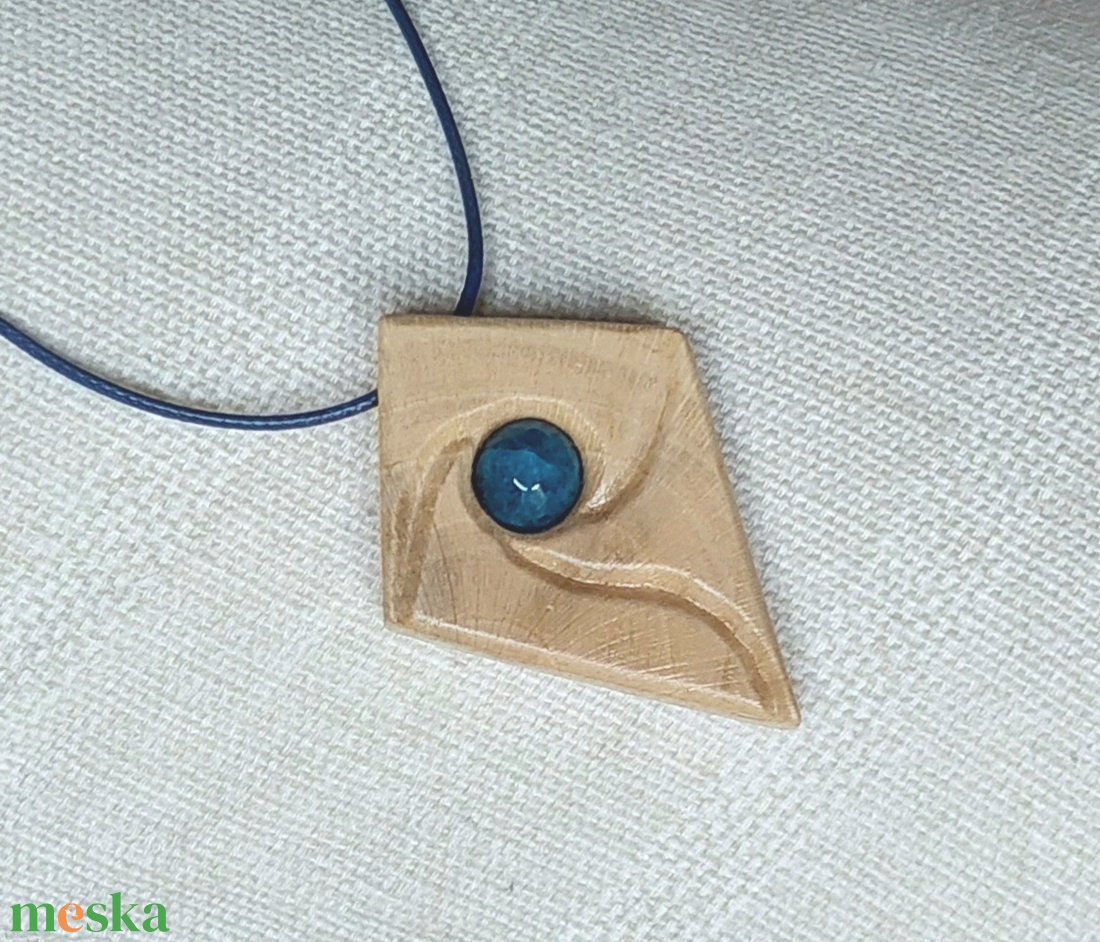 Kézi faragású fa amulett achát ásvánnyal - ékszer - nyaklánc - medálos nyaklánc - Meska.hu