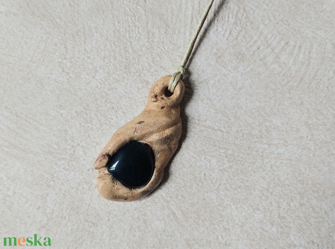 Kézzel faragott fa amulett ónix ásvány kővel - ékszer - nyaklánc - medálos nyaklánc - Meska.hu