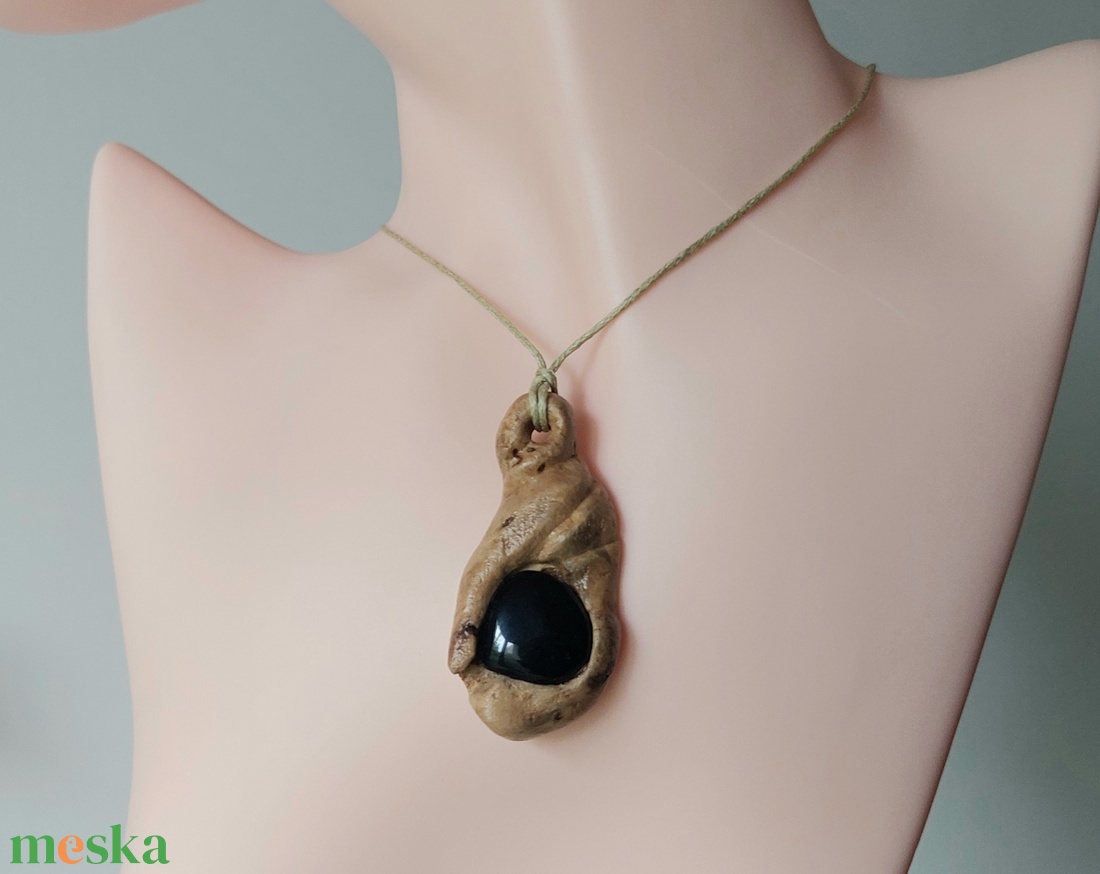 Kézzel faragott fa amulett ónix ásvány kővel - ékszer - nyaklánc - medálos nyaklánc - Meska.hu