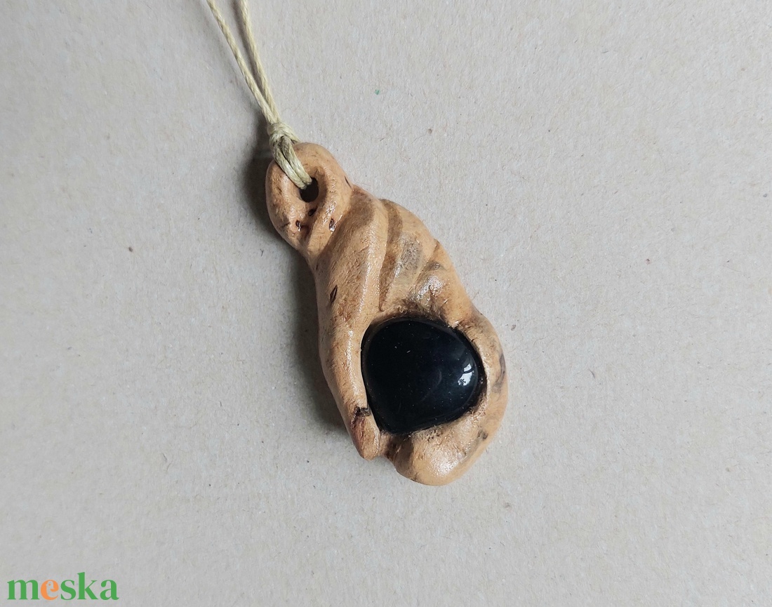 Kézzel faragott fa amulett ónix ásvány kővel - ékszer - nyaklánc - medálos nyaklánc - Meska.hu