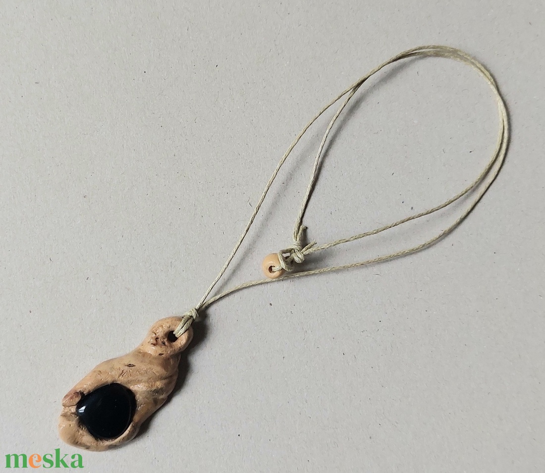 Kézzel faragott fa amulett ónix ásvány kővel - ékszer - nyaklánc - medálos nyaklánc - Meska.hu