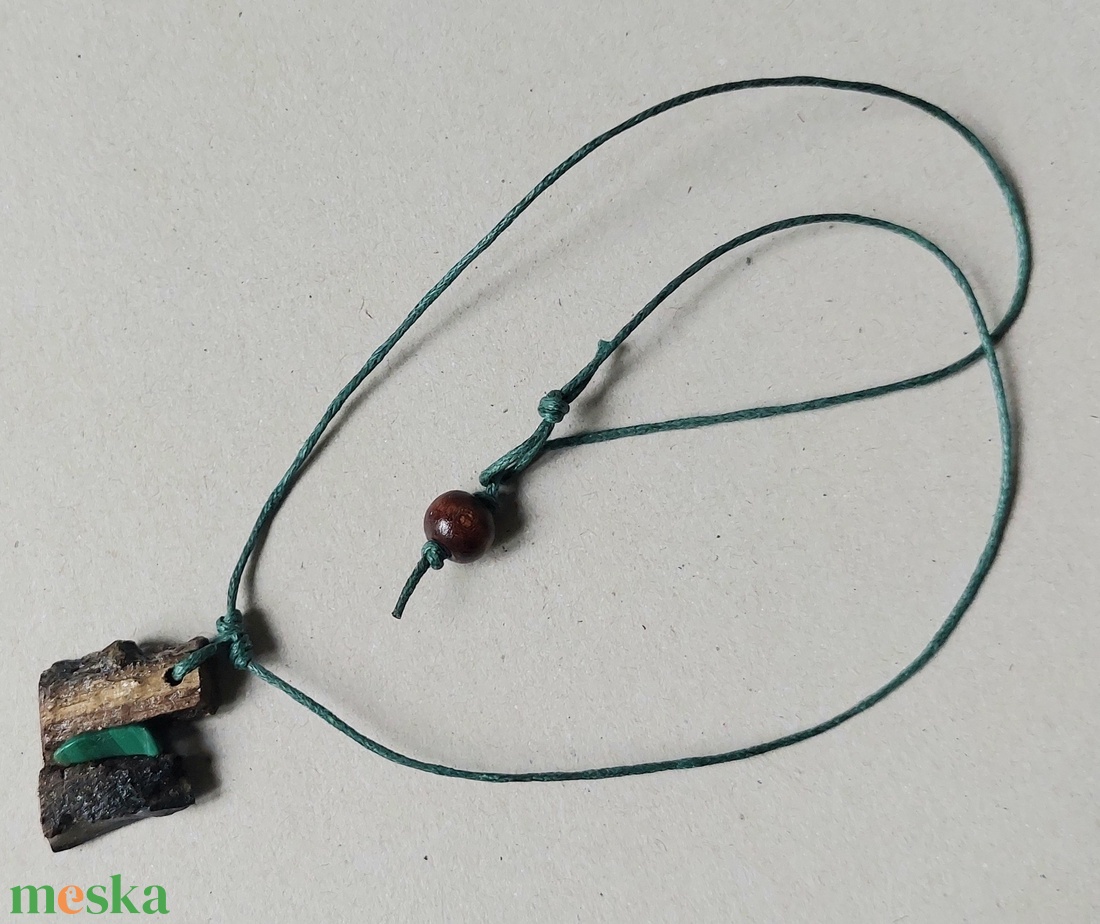 Lakkozott fa amulett malachit ásvány kővel - ékszer - nyaklánc - medálos nyaklánc - Meska.hu