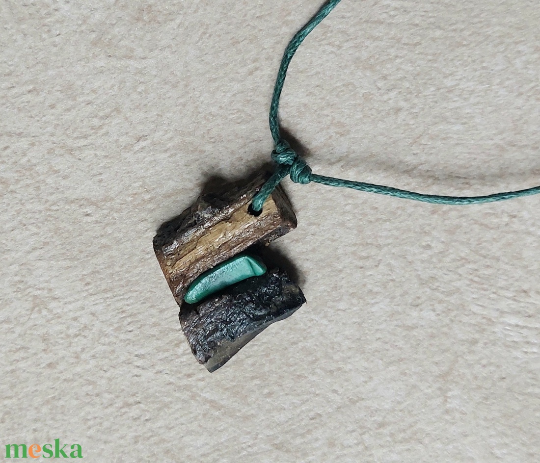 Lakkozott fa amulett malachit ásvány kővel - ékszer - nyaklánc - medálos nyaklánc - Meska.hu
