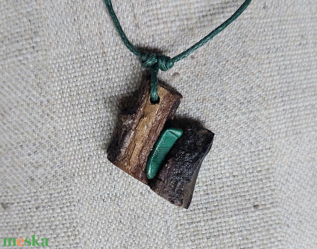 Lakkozott fa amulett malachit ásvány kővel - ékszer - nyaklánc - medálos nyaklánc - Meska.hu