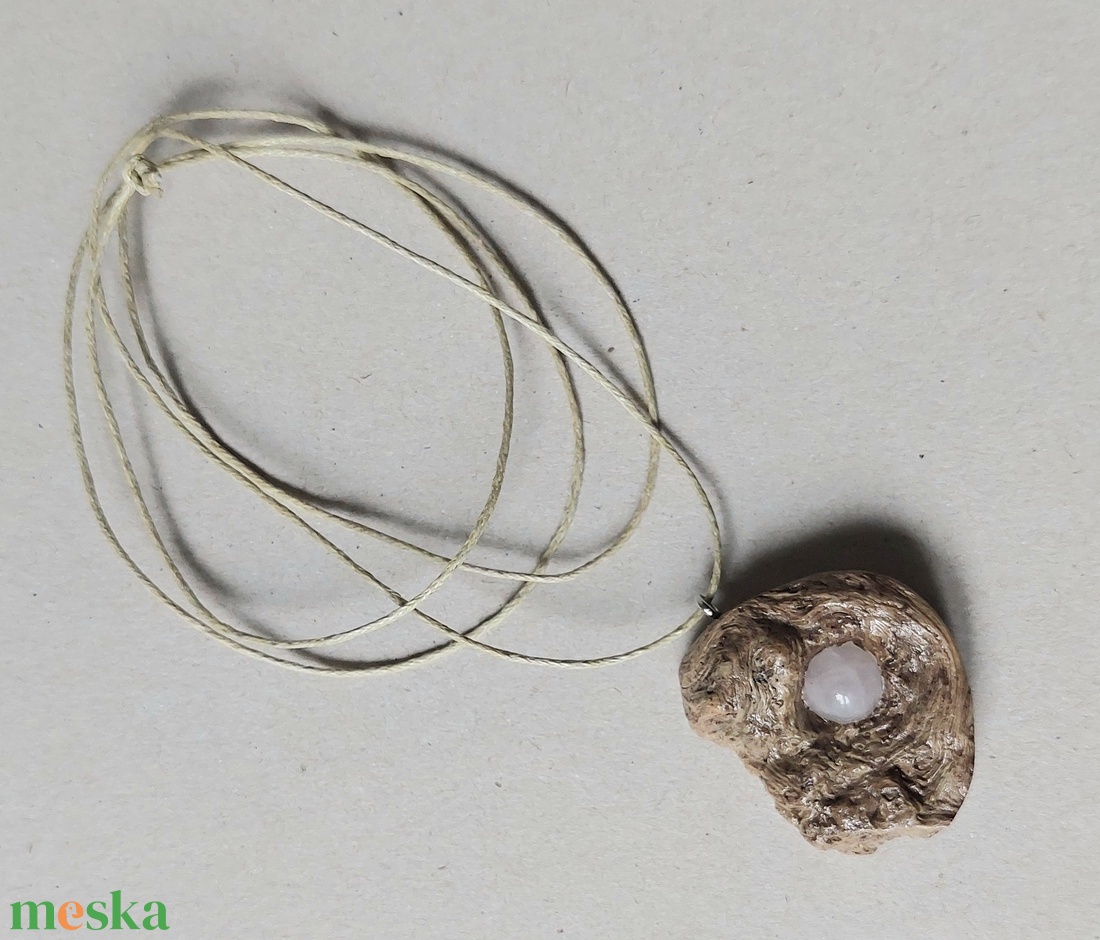 Uszadék fából faragott amulett, nyaklánc rózsakvarc ásvánnyal - ékszer - nyaklánc - medálos nyaklánc - Meska.hu