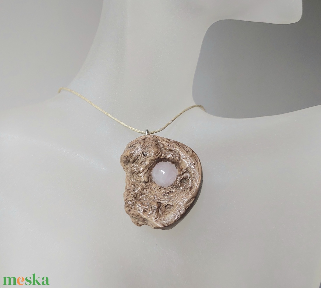 Uszadék fából faragott amulett, nyaklánc rózsakvarc ásvánnyal - ékszer - nyaklánc - medálos nyaklánc - Meska.hu