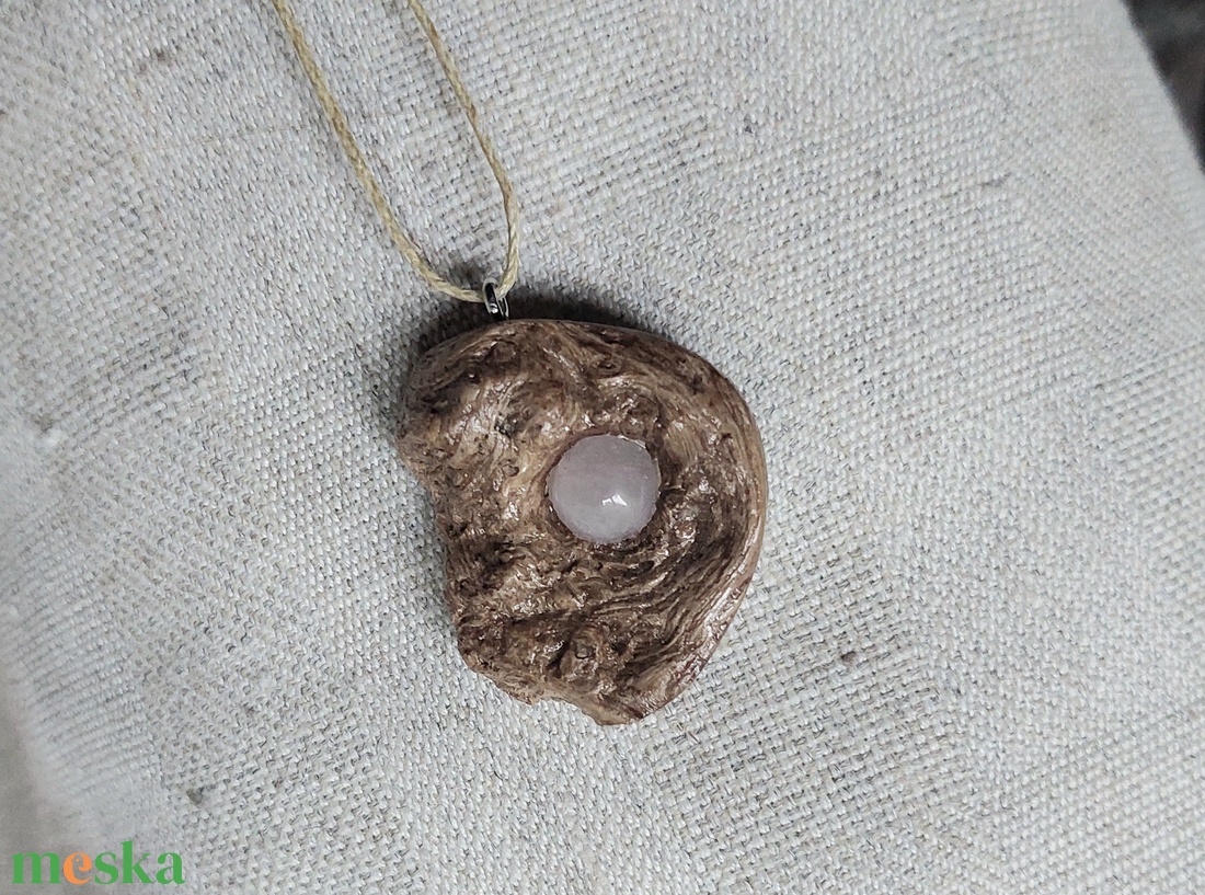 Uszadék fából faragott amulett, nyaklánc rózsakvarc ásvánnyal - ékszer - nyaklánc - medálos nyaklánc - Meska.hu