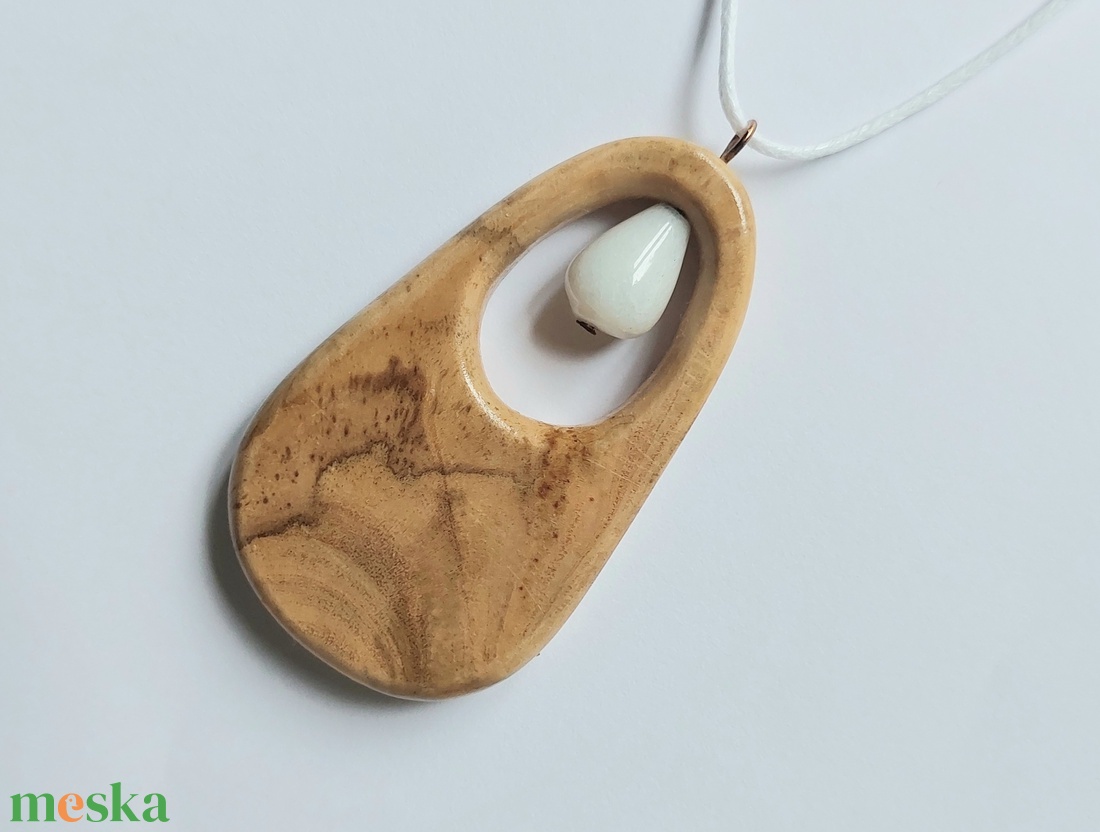 Kézzel faragott olajfa amulett, nyaklánc fehér jáde ásvánnyal - ékszer - nyaklánc - medálos nyaklánc - Meska.hu