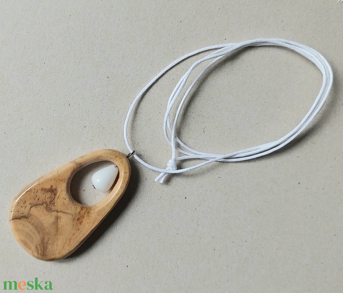 Kézzel faragott olajfa amulett, nyaklánc fehér jáde ásvánnyal - ékszer - nyaklánc - medálos nyaklánc - Meska.hu