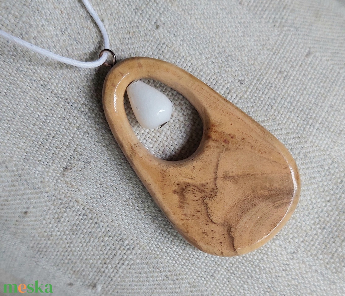 Kézzel faragott olajfa amulett, nyaklánc fehér jáde ásvánnyal - ékszer - nyaklánc - medálos nyaklánc - Meska.hu
