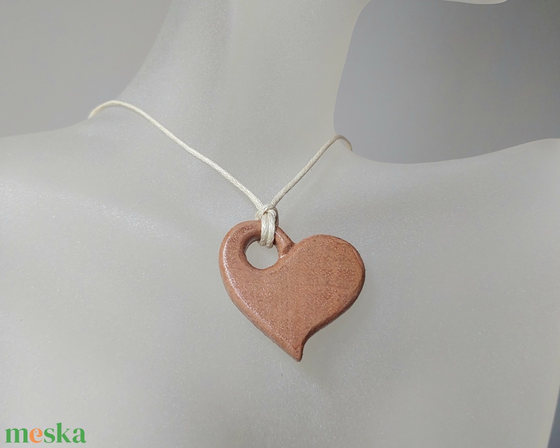 Kézzel faragott fa szív gyerek amulett, medál viaszolt szállal - ékszer - nyaklánc - medálos nyaklánc - Meska.hu