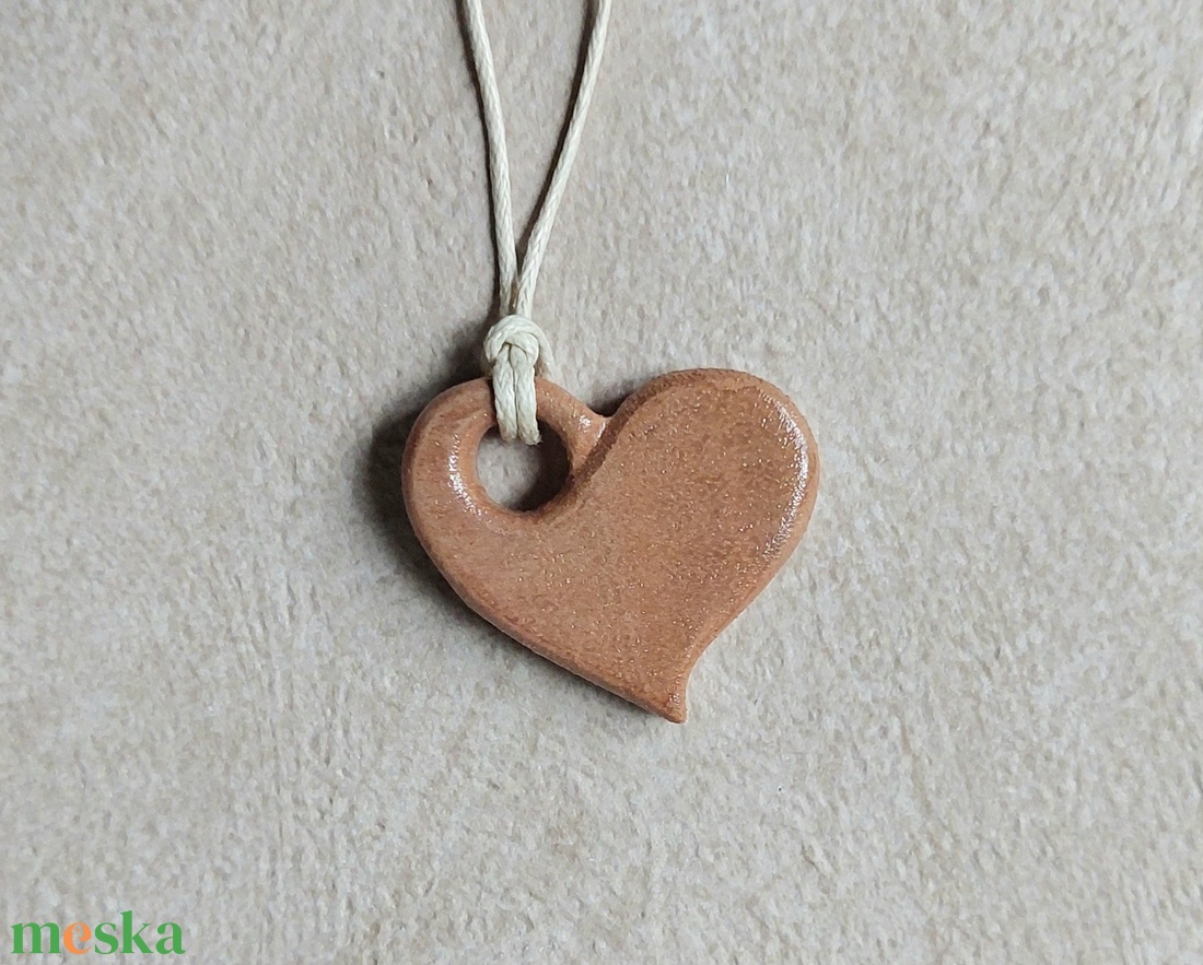 Kézzel faragott fa szív gyerek amulett, medál viaszolt szállal - ékszer - nyaklánc - medálos nyaklánc - Meska.hu