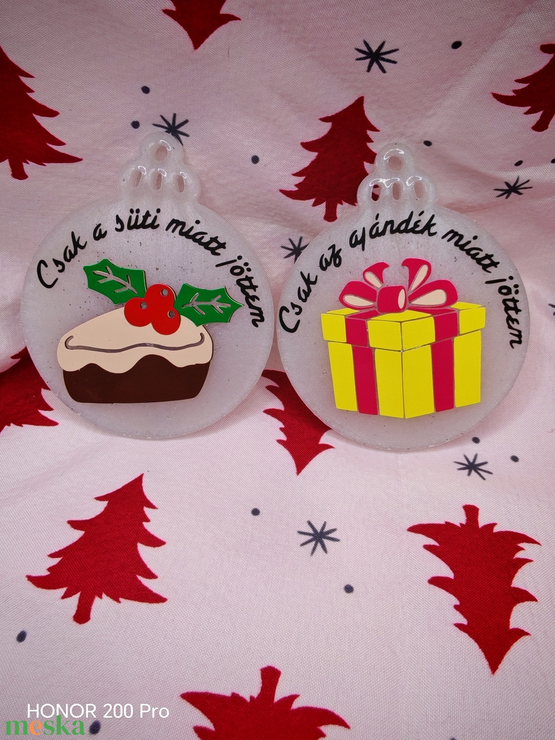 Karácsonyfadísz: Csak az ajándék miatt jöttem  - karácsony - karácsonyi lakásdekoráció - karácsonyfadíszek - Meska.hu