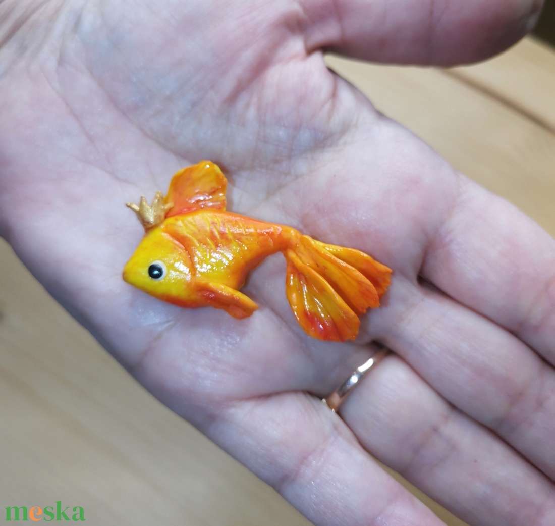 Bross. Aranyhal Polimer agyag - ékszer - kitűző és bross - ruha & cipőklipsz - Meska.hu Bross. Aranyhal Polimer agyag - ékszer - kitűző és bross - ruha & cipőklipsz - Meska.hu