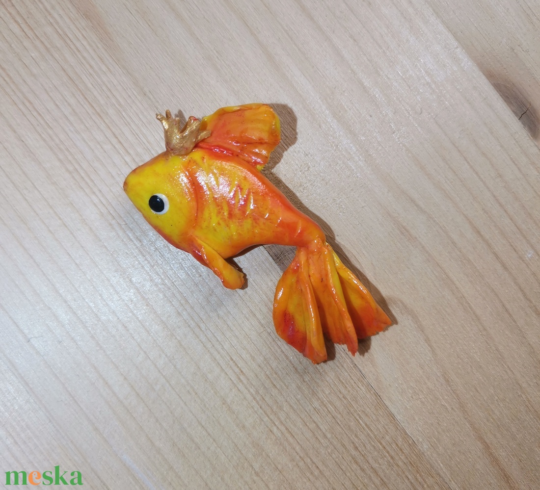 Bross. Aranyhal Polimer agyag - ékszer - kitűző és bross - ruha & cipőklipsz - Meska.hu Bross. Aranyhal Polimer agyag - ékszer - kitűző és bross - ruha & cipőklipsz - Meska.hu