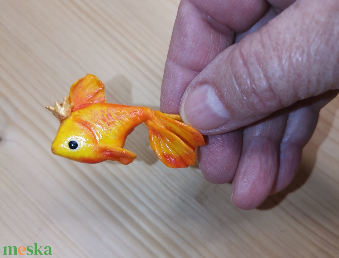 Bross. Aranyhal Polimer agyag - ékszer - kitűző és bross - ruha & cipőklipsz - Meska.hu Bross. Aranyhal Polimer agyag - ékszer - kitűző és bross - ruha & cipőklipsz - Meska.hu