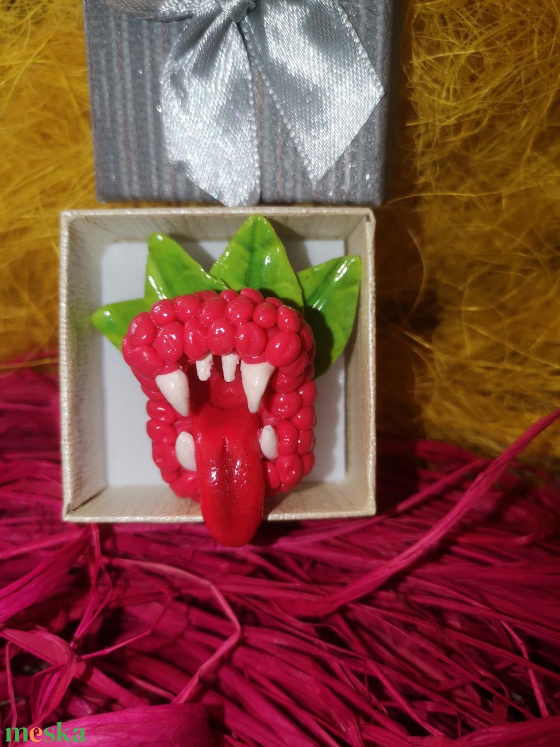 Bross. Málna fogak nyelv fű - ékszer - kitűző és bross - ruha & cipőklipsz - Meska.hu Bross. Málna fogak nyelv fű - ékszer - kitűző és bross - ruha & cipőklipsz - Meska.hu
