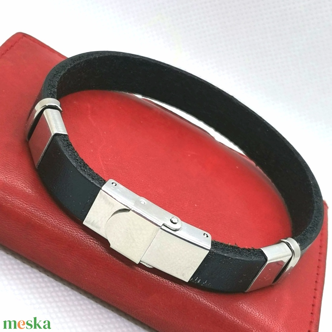 Bőr karkötő kapcsos zárral, 21.5 cm átmérőjű férfi ékszerek - ékszer - karkötő - karperec - Meska.hu Bőr karkötő kapcsos zárral, 21.5 cm átmérőjű férfi ékszerek - ékszer - karkötő - karperec - Meska.hu