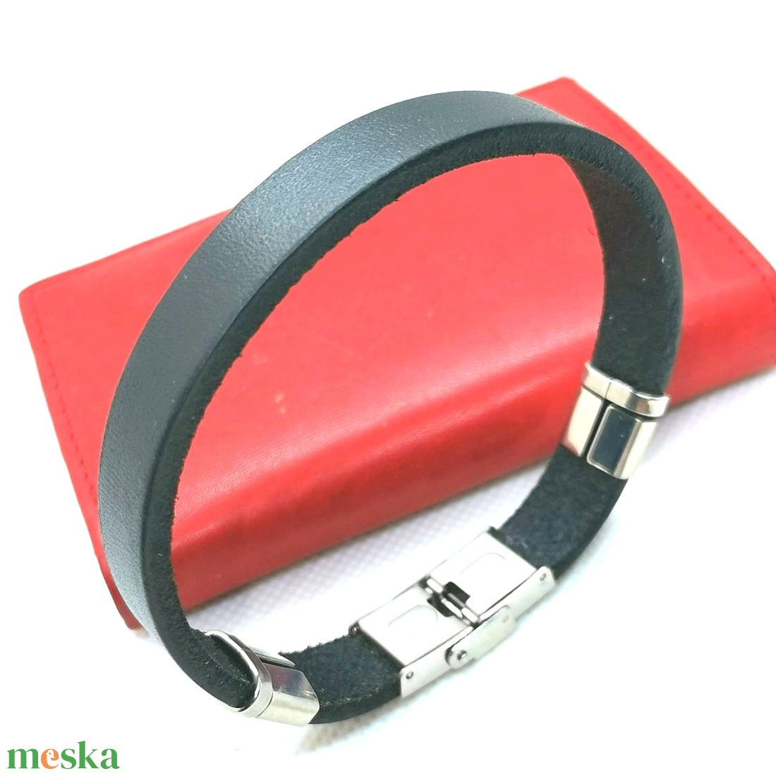 Bőr karkötő kapcsos zárral, 21.5 cm átmérőjű férfi ékszerek - ékszer - karkötő - karperec - Meska.hu Bőr karkötő kapcsos zárral, 21.5 cm átmérőjű férfi ékszerek - ékszer - karkötő - karperec - Meska.hu