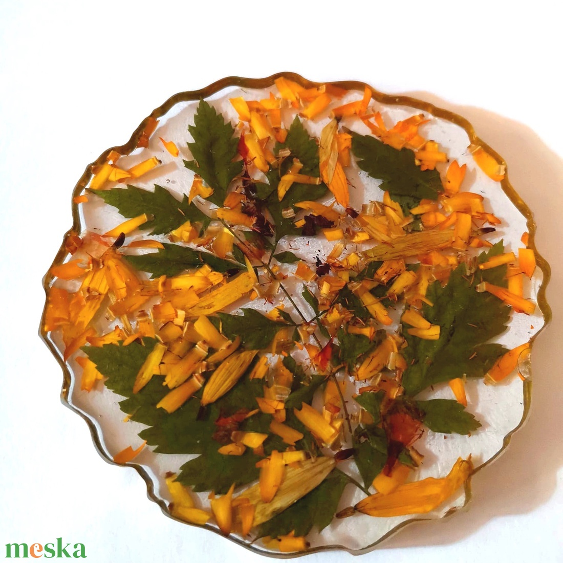 Asztaldísz.  Támogatás egy csészéhez.  Epoxi gyantával. 12 cm - karácsony - karácsonyi lakásdekoráció - ünnepi asztaldekoráció - Meska.hu