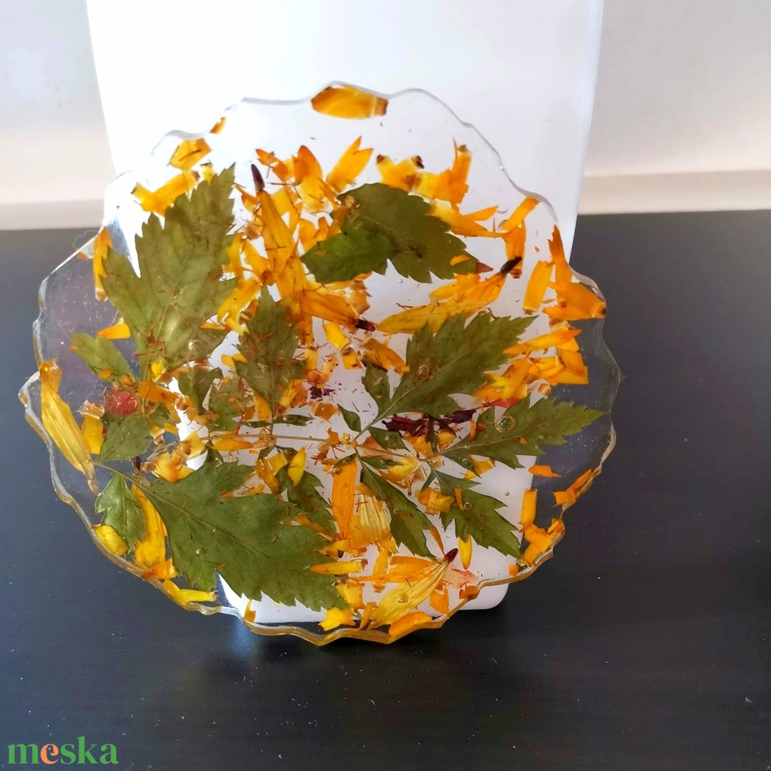Asztaldísz.  Támogatás egy csészéhez.  Epoxi gyantával. 12 cm - karácsony - karácsonyi lakásdekoráció - ünnepi asztaldekoráció - Meska.hu