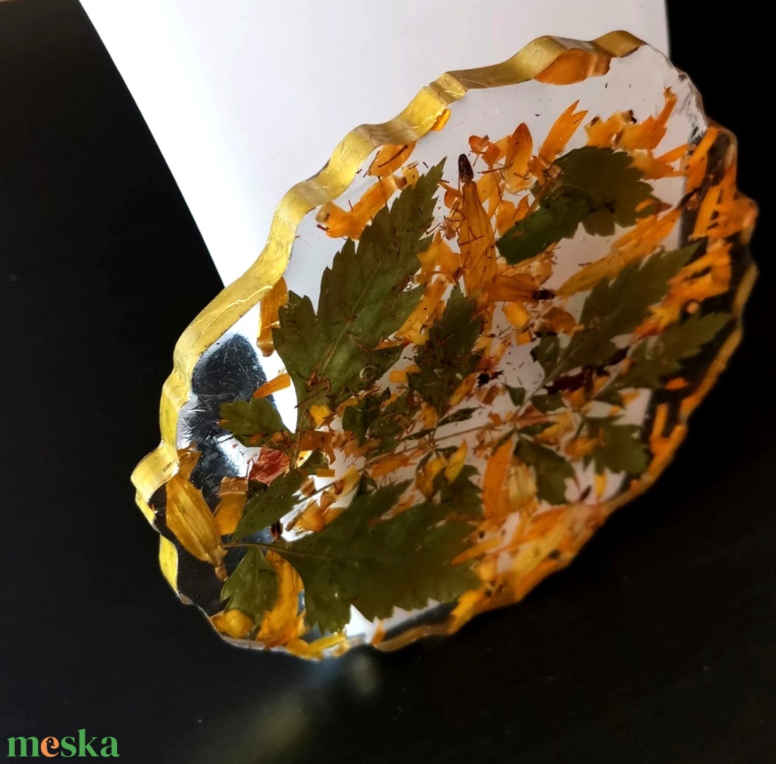 Asztaldísz.  Támogatás egy csészéhez.  Epoxi gyantával. 12 cm - karácsony - karácsonyi lakásdekoráció - ünnepi asztaldekoráció - Meska.hu
