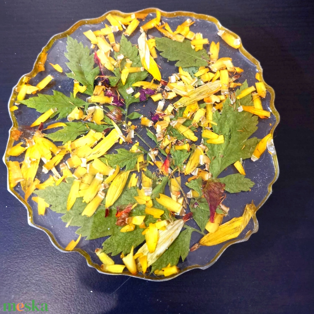 Asztaldísz.  Támogatás egy csészéhez.  Epoxi gyantával. 12 cm - karácsony - karácsonyi lakásdekoráció - ünnepi asztaldekoráció - Meska.hu