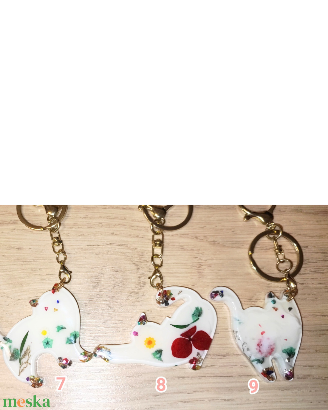 Kulcstartó Macska epoxigyantából, szárított virágokkal. 1 darab költsége.  - táska & tok - kulcstartó & táskadísz - táskadísz - Meska.hu