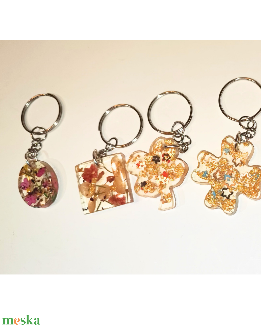 Kulcstartó epoxigyantából rózsaszín és kék színben. Költség 1 darab termékre  - táska & tok - kulcstartó & táskadísz - táskadísz - Meska.hu