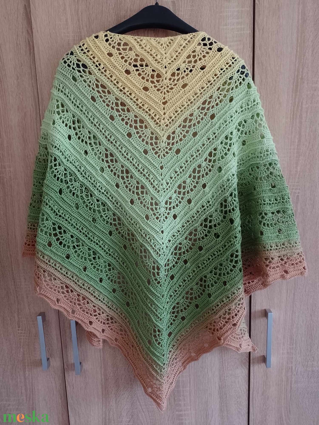 Ébredő természet, horgolt vállkendő - ruha & divat - sál, sapka, kendő - vállkendő - Meska.hu