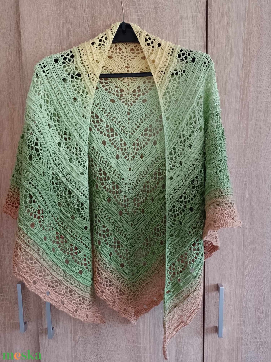 Ébredő természet, horgolt vállkendő - ruha & divat - sál, sapka, kendő - vállkendő - Meska.hu