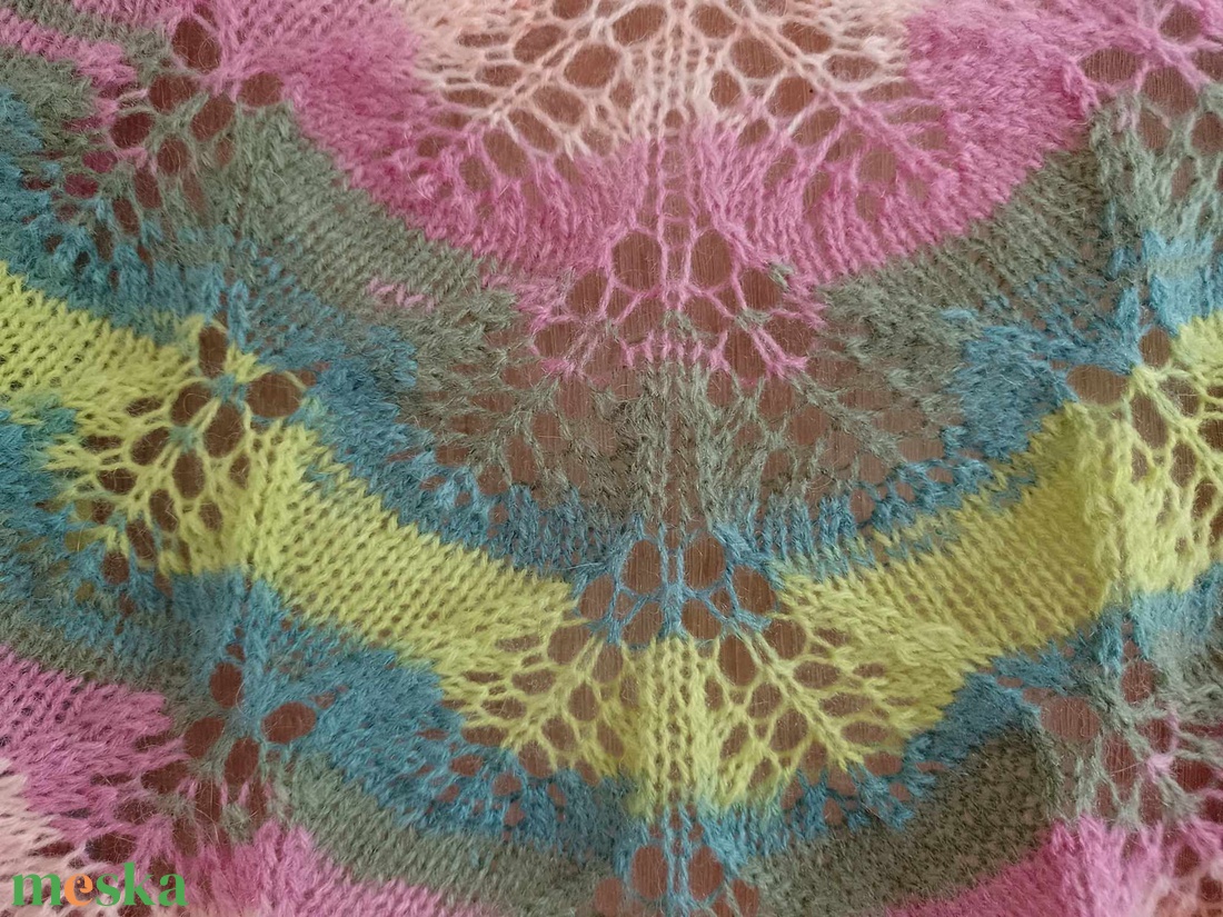 Rózsabimbó, kötött félkör vállkendő - ruha & divat - sál, sapka, kendő - vállkendő - Meska.hu