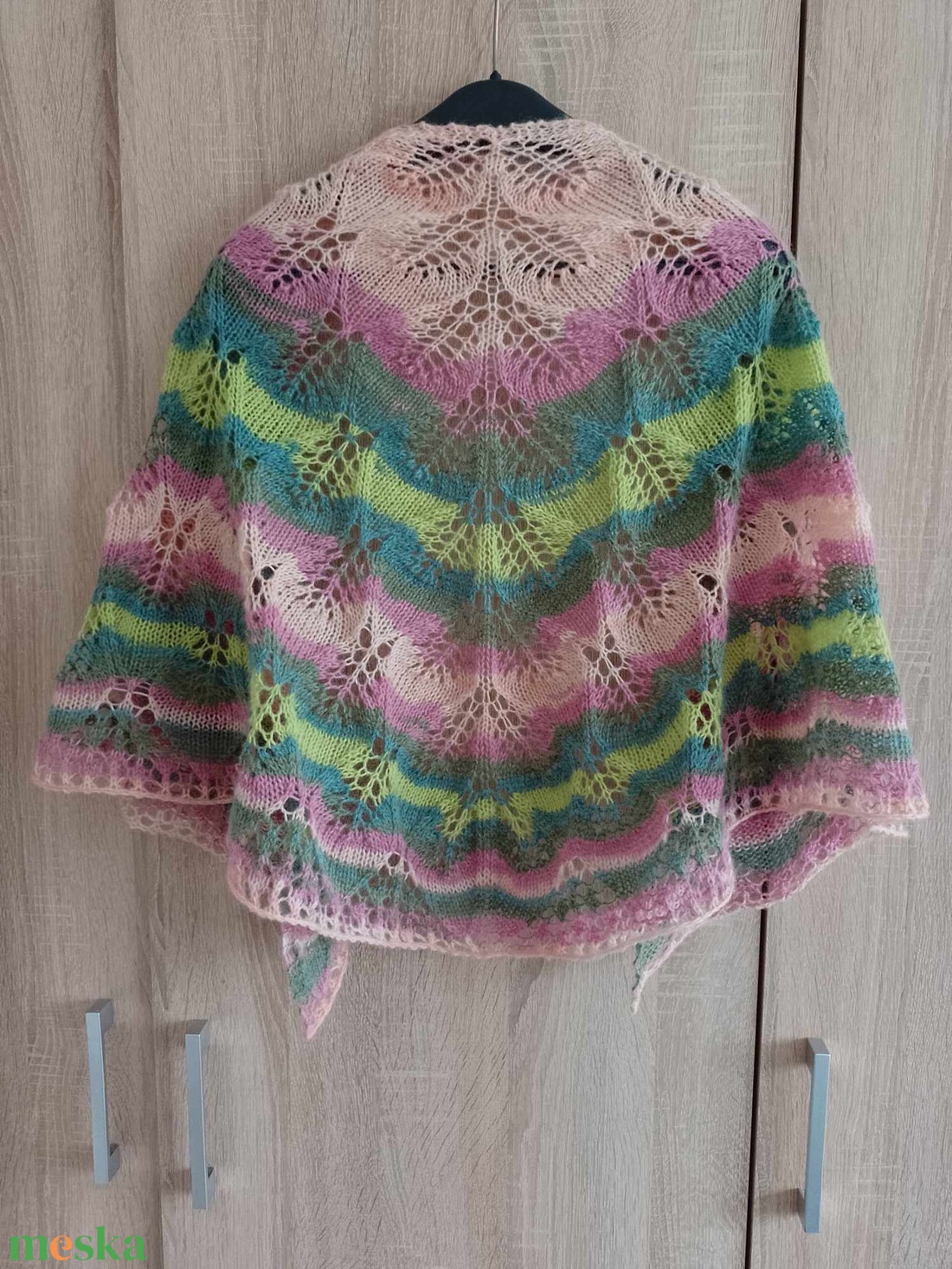 Rózsabimbó, kötött félkör vállkendő - ruha & divat - sál, sapka, kendő - vállkendő - Meska.hu