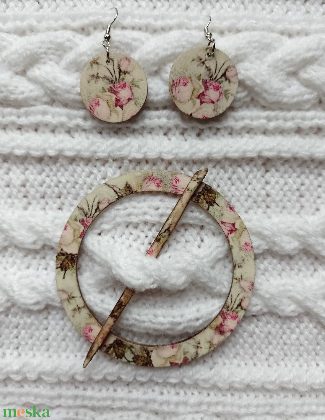 Rózsás, fa sáltű (hajtű) és fülbevaló szett - ékszer - ékszerszett - Meska.hu