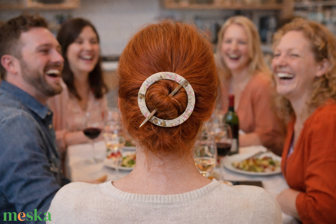 Rózsás, fa sáltű (hajtű) és fülbevaló szett - ékszer - ékszerszett - Meska.hu