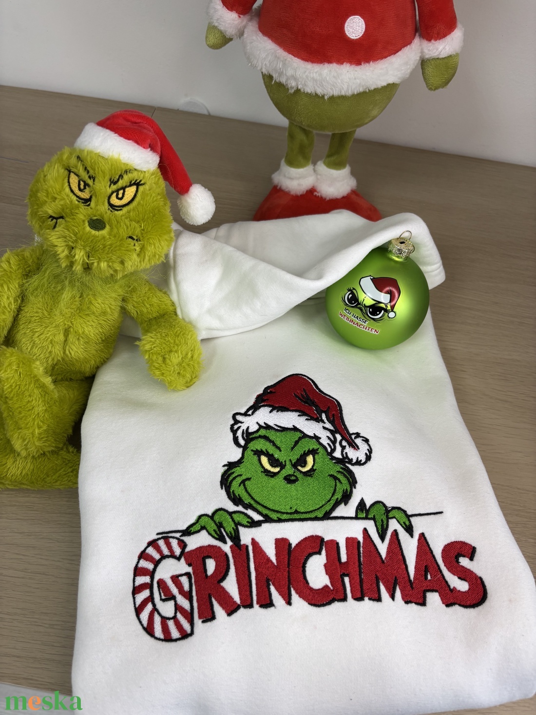 Hímzett Grincses pulóver - ruha & divat - női ruha - pulóver - Meska.hu