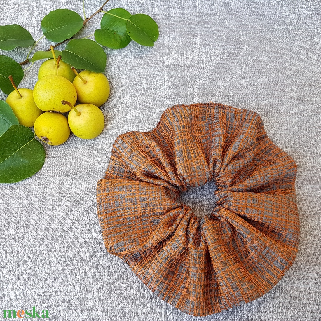 Textil hajgumi, scrunchie - óriás - narancs/ezüst - kb. 16-17 cm - ruha & divat - hajdísz & hajcsat - hajgumi - Meska.hu