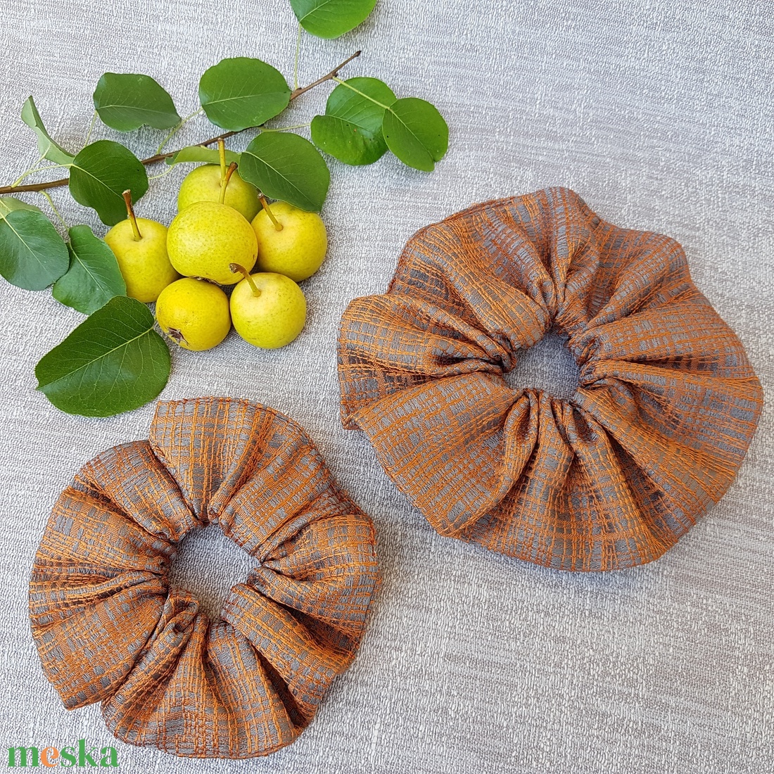 Textil hajgumi, scrunchie - óriás - narancs/ezüst - kb. 16-17 cm - ruha & divat - hajdísz & hajcsat - hajgumi - Meska.hu